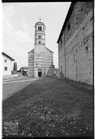 La facciata della chiesa di Santa Maria del Tiglio a Gravedona ed Uniti