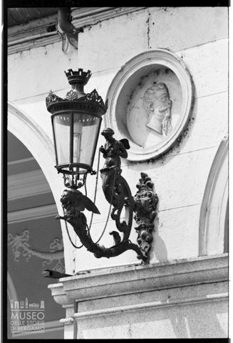 Particolare della facciata del Grand Hotel Belle Vue a Cadenabbia di Griante