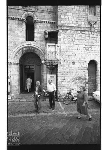 Scena di vita quotidiana in piazza dei Priori a Narni