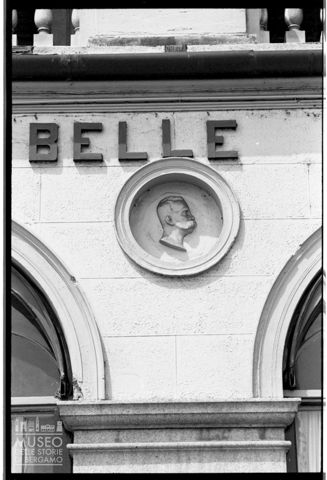 Particolare della facciata del Grand Hotel Belle Vue a Cadenabbia di Griante