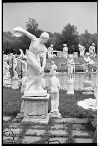 Esposizione di statue da giardino a Lentate sul Seveso