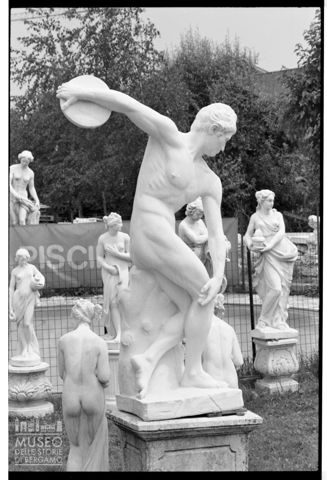 Esposizione di statue da giardino a Lentate sul Seveso