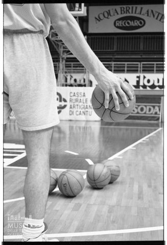 Giocatore di basket a Cantù