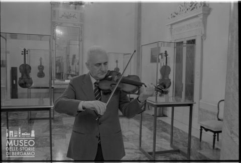 Ritratto di Andrea Mosconi mentre suona 