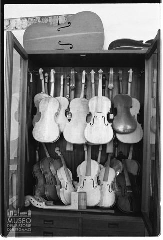 Archi all'Istituto professionale internazionale per l'artigianato liutario e del legno Antonio Stradivari di Cremona