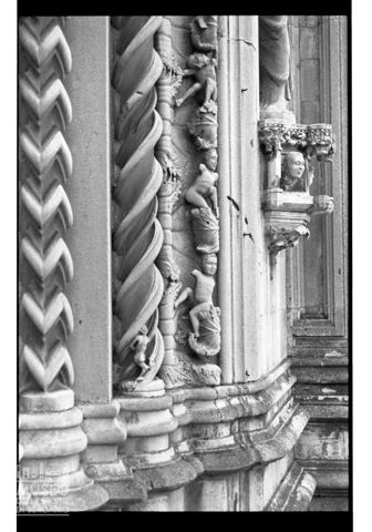 Particolare del portale principale della chiesa di San Fortunato a Todi