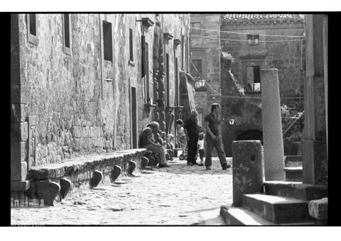Scena di vita quotidiana a Civita di Bagnoregio