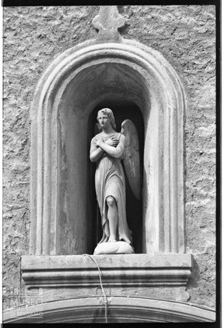 Edicola con scultura a Corenno Plinio