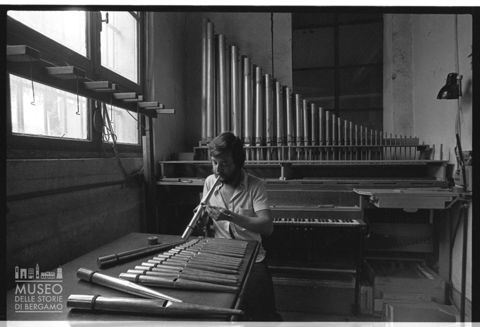Addetto all'opera nel laboratorio della Pontificia Fabbrica d'Organi Giovanni Tamburini di Crema