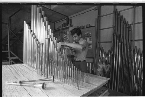 Addetto all'opera nel laboratorio della Pontificia Fabbrica d'Organi Giovanni Tamburini di Crema