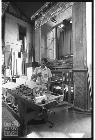 Addetto all'opera nel laboratorio della Pontificia Fabbrica d'Organi Giovanni Tamburini di Crema