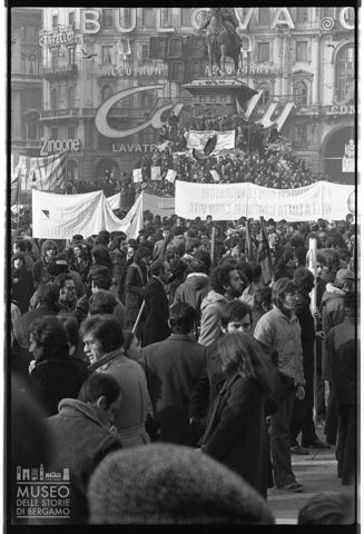 Una manifestazione in piazza del Duomo a Milano