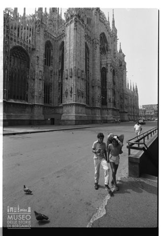 Scena di vita quotidiana nella piazza del Duomo a Milano