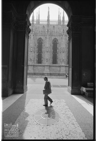 Scena di vita quotidiana nella piazza del Duomo a Milano