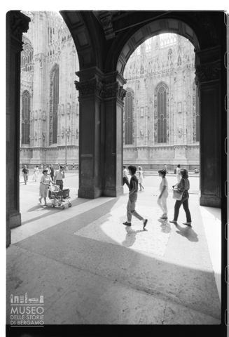 Scena di vita quotidiana nella piazza del Duomo a Milano