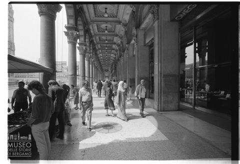 Scena di vita quotidiana nella piazza del Duomo a Milano