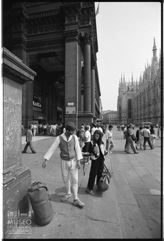 Scena di vita quotidiana nella piazza del Duomo a Milano