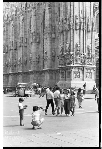 Turisti nella piazza del Duomo a Milano