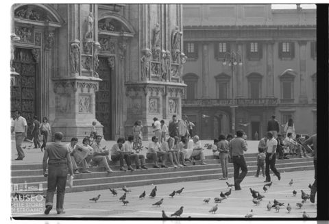 Turisti nella piazza del Duomo a Milano