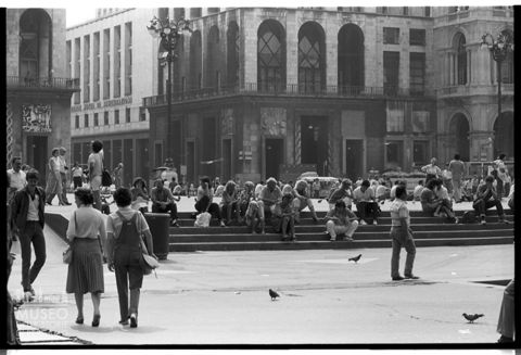 Turisti nella piazza del Duomo a Milano