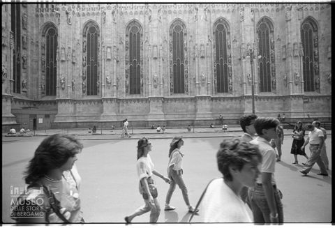 Turisti nella piazza del Duomo a Milano