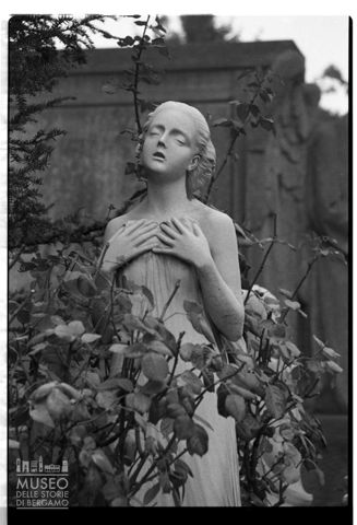 Scultura nel Cimitero Monumentale di Milano