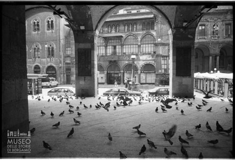 Il portico del Palazzo del Broletto di Milano