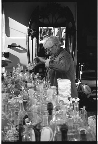 Una bancarella alla Fiera di Sinigaglia a Milano