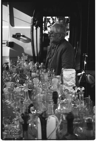 Una bancarella alla Fiera di Sinigaglia a Milano