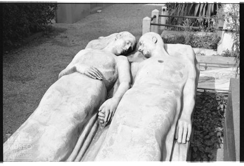 Il monumento funebre di Giorgio Moroni e Ilka Scarneo nel Cimitero Monumentale di Milano