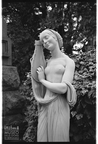 Particolare di una tomba nel Cimitero Monumentale di Milano