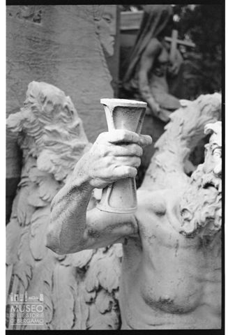 Particolare di una tomba nel Cimitero Monumentale di Milano