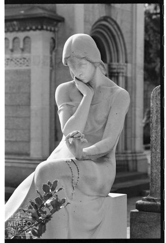 Particolare di una tomba nel Cimitero Monumentale di Milano