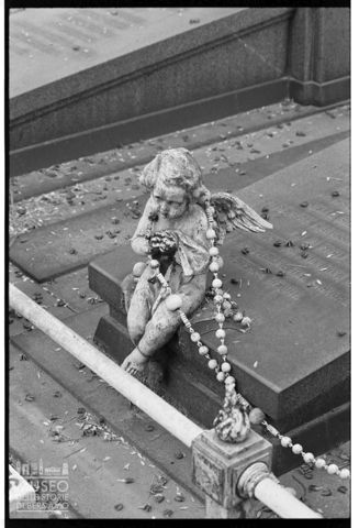 Particolare di una tomba nel Cimitero Monumentale di Milano