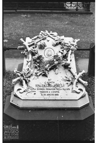 La tomba di Vincenzino Minetti nel Cimitero Monumentale di Milano