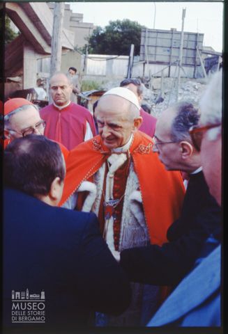 Papa Paolo VI durante la visita alla scuola professionale San Paolo di Roma