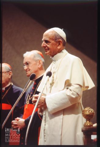 Papa Paolo VI durante un'udienza nell'Aula Nervi in Vaticano