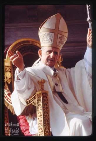Paolo VI durante la processione del Corpus Domini presso la basilica di San Paolo fuori le mura, a Roma