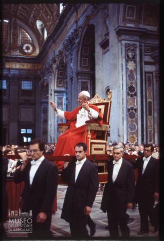 Paolo VI sulla sedia gestatoria nella basilica di San Pietro in Vaticano