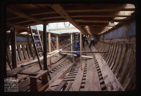 Peschereccio in costruzione ad Ancona