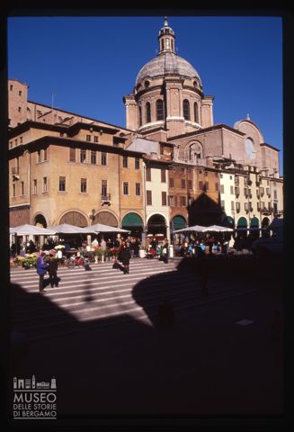 La piazza delle Erbe a Mantova