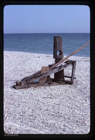 Argano su una spiaggia marchigiana