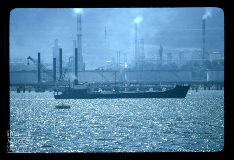 Il porto e le raffinerie di petrolio ad Augusta
