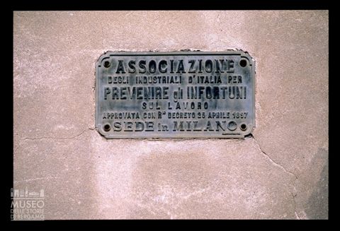 Targa sulla casa operaia di via Daste e Spalenga di Bergamo