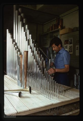 Artigiano all'opera nel laboratorio della Pontificia Fabbrica d'Organi Giovanni Tamburini di Crema