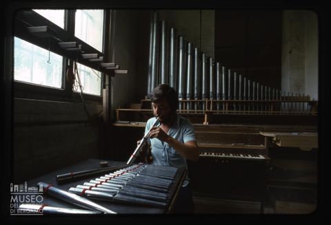 Artigiano all'opera nel laboratorio della Pontificia Fabbrica d'Organi Giovanni Tamburini di Crema