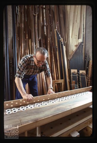Artigiano all'opera nel laboratorio della Pontificia Fabbrica d'Organi Giovanni Tamburini di Crema