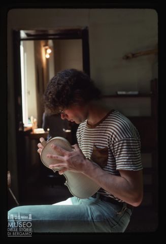Uno studente dell'Istituto Professionale Internazionale per l'artigianato liutario di Cremona