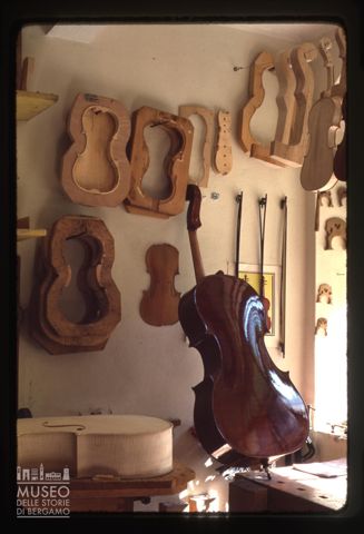Archi nella bottega di un liutaio di Cremona