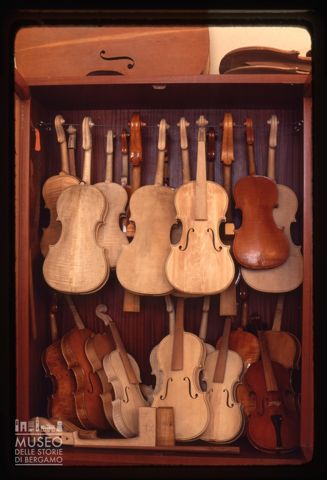Archi all'Istituto professionale internazionale per l'artigianato liutario e del legno Antonio Stradivari di Cremona